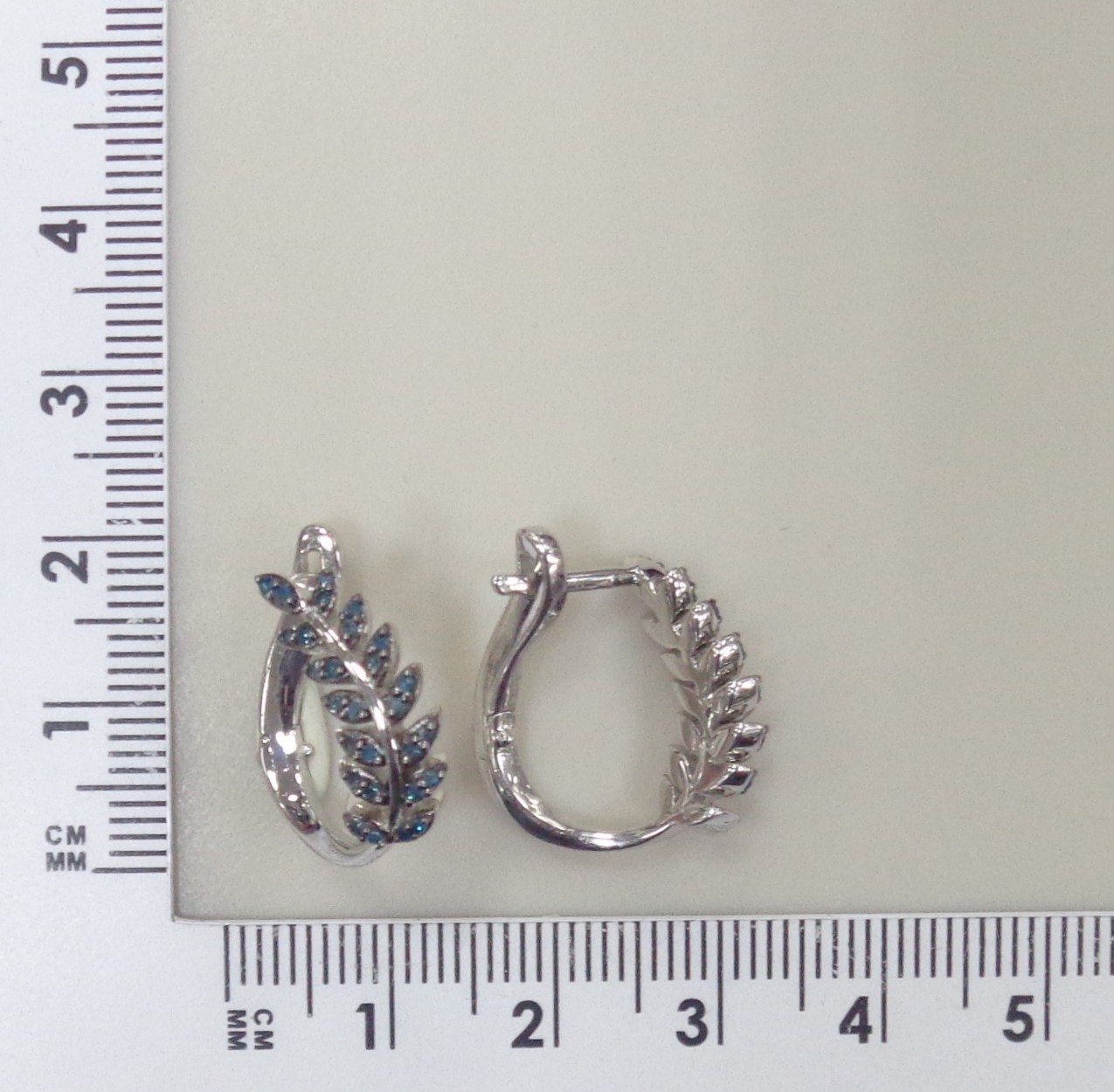 Серебряные серьги с голубыми бриллиантами